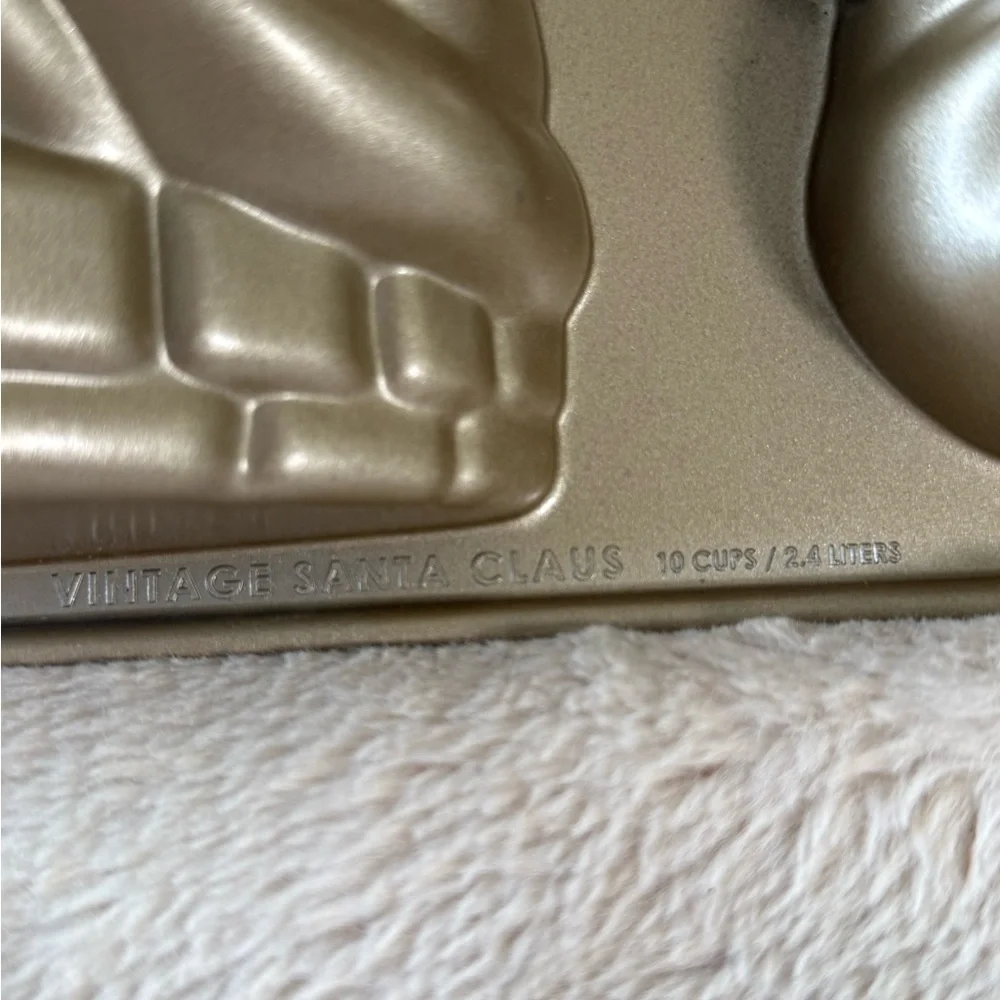 Nordic Ware 10 Cup‎ Santa Claus Cast Aluminum Cake Pan Platinum Collection